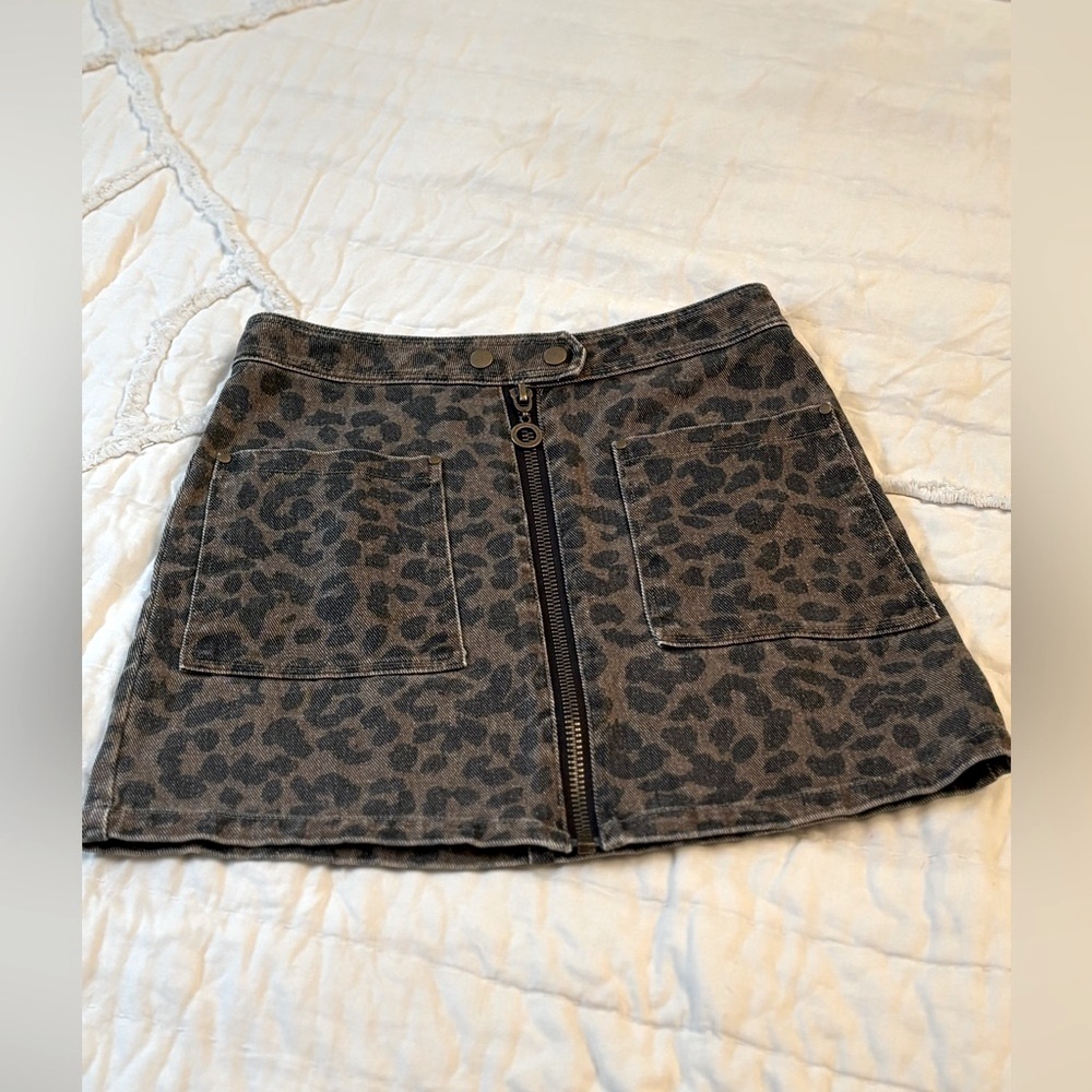 Pants Store Y2k Leopard Print Skirt. Mini. Women Sz: S Front Exposed Zipper. — image 2 of 8
